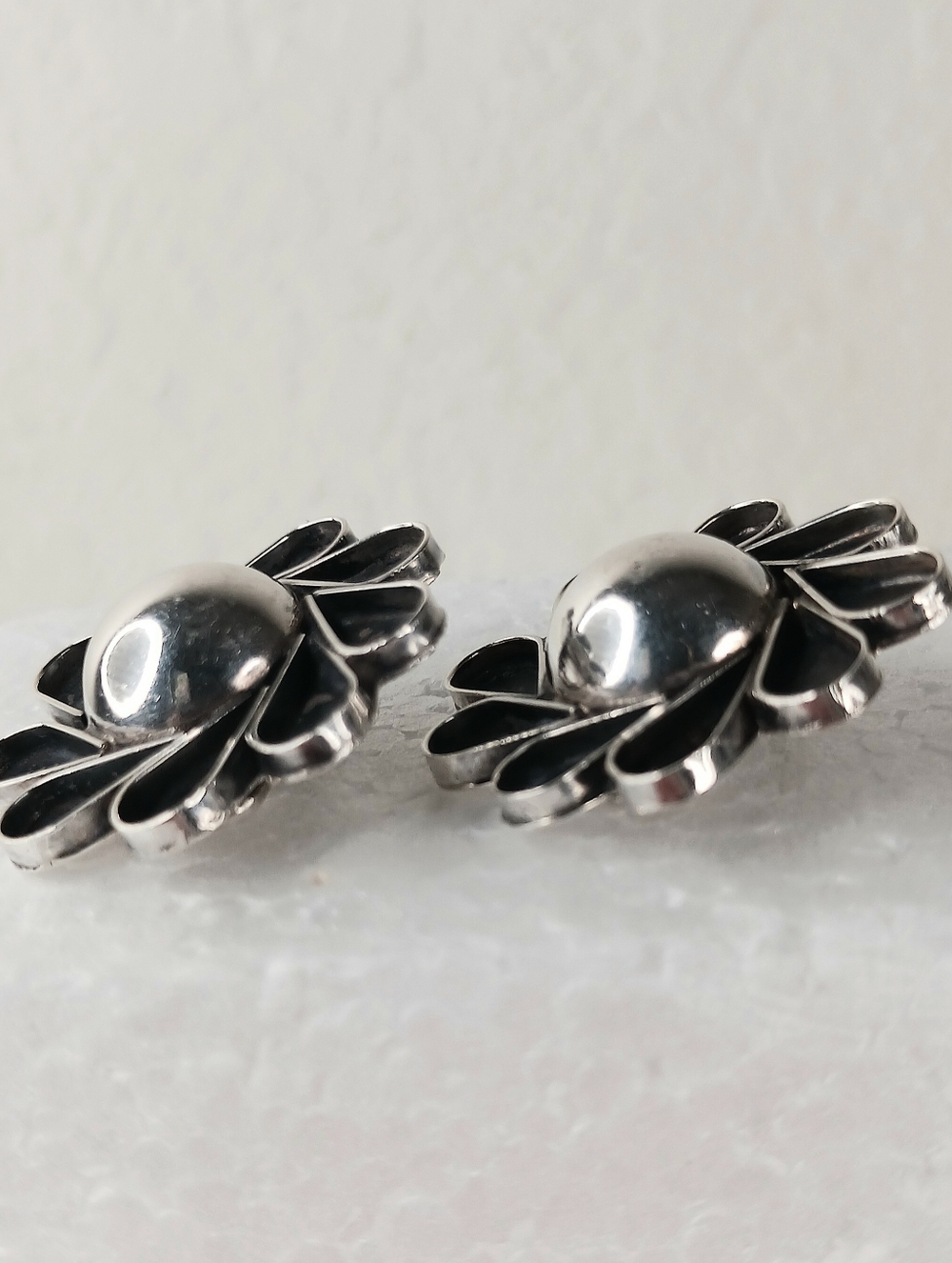 Earrings Clip Vintage Oxidized 925 Mexico Flower Domed Center Stamp TM 48 Taxco - Picture 5 of 12